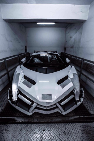 Illustration for article titled One Of The $4.6M Lamborghini Veneno Roadsters Just Landed In Hong Kong